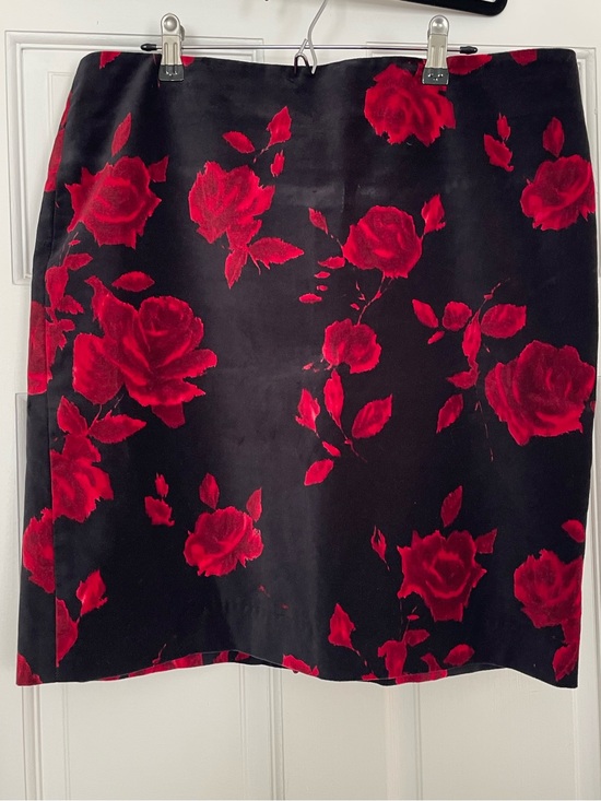 Talbots Dresses & Skirts - Talbots Black Velvet feel Floral Pencil Skirt with Red Rose Print- Size 14P